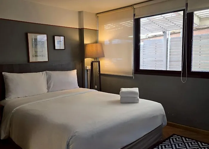 Somewhere To Escape - Hometel Hotel Bangkok