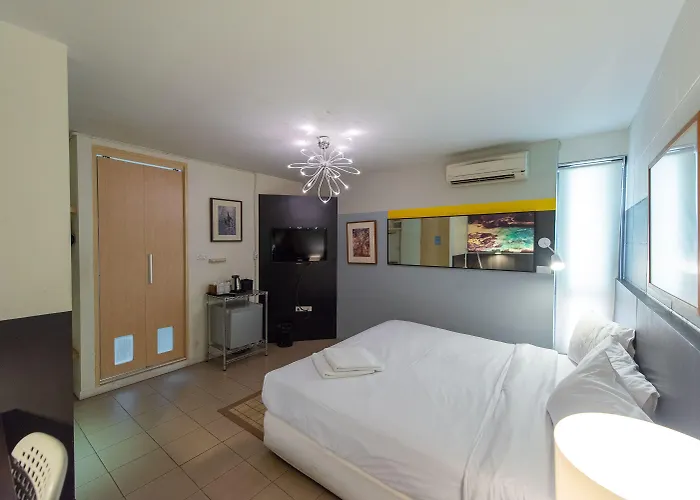 Somewhere To Escape - Hometel 3*