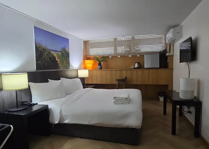 Somewhere To Escape - Hometel 3*