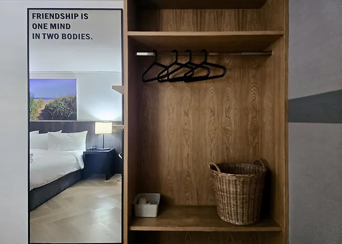 Somewhere To Escape - Hometel Hotel