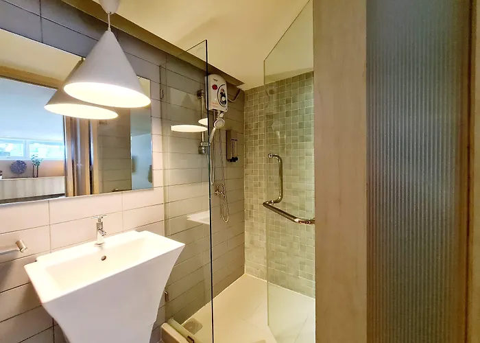 Somewhere To Escape - Hometel Hotel 3*